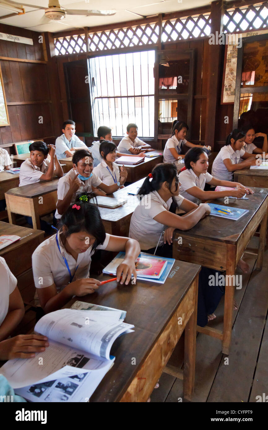 Gli alunni di una classe della ONG Pour un Sourir d'Enfant in Phnom Penh Cambogia Foto Stock