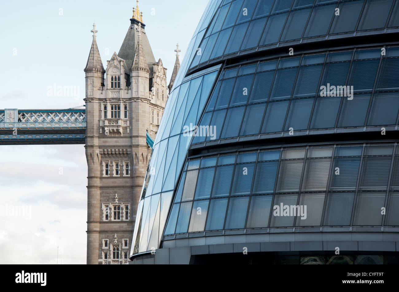 Il Tower Bridge e il London City Hall di Londra, Inghilterra, Europa Foto Stock