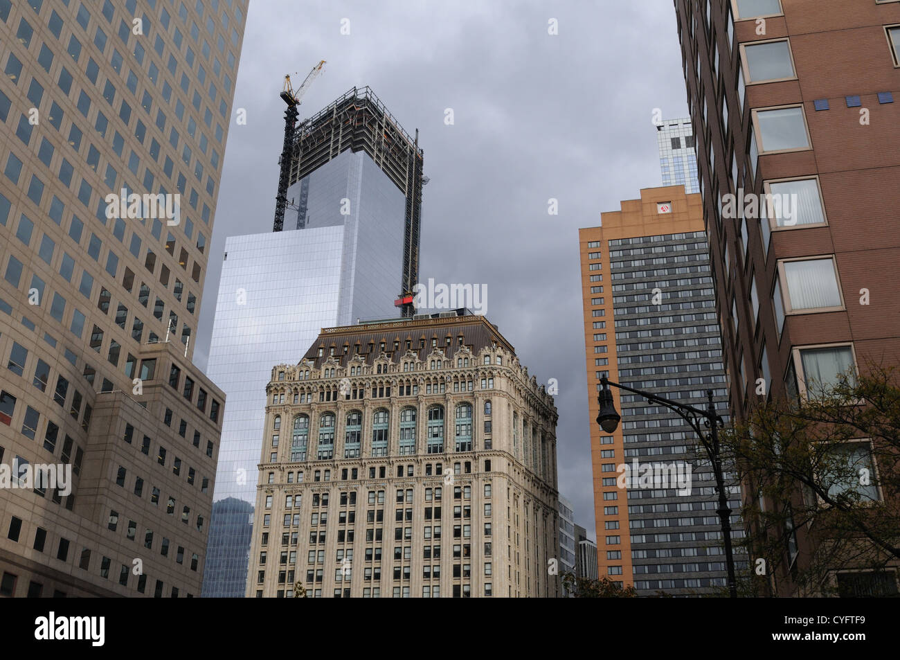 Edifici su West Street e nel sito del World Trade Center come si vede da Battery Park City dopo l uragano Sandy era passato da. Foto Stock