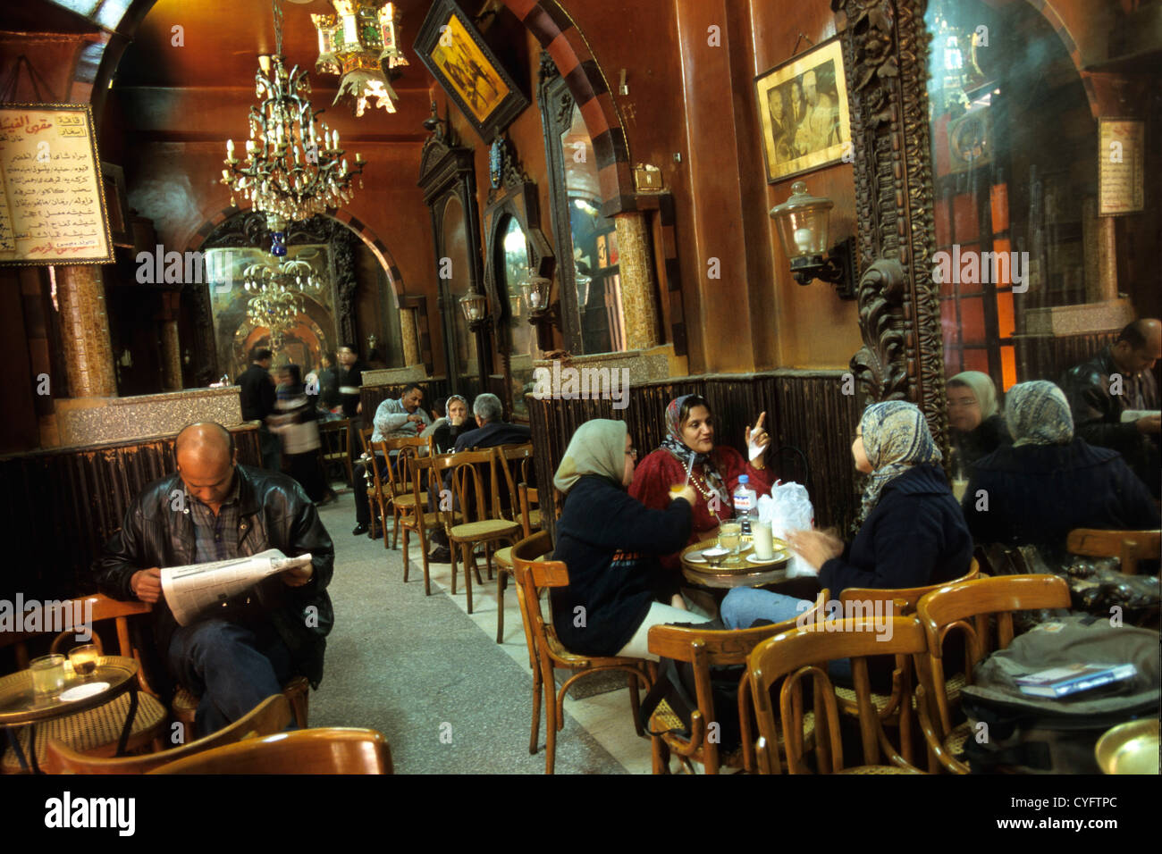 L'Egitto, al Cairo, area di mercato, il grande bazar di Khan al-Khalili. Famoso coffeehouse: Fishawi. Foto Stock