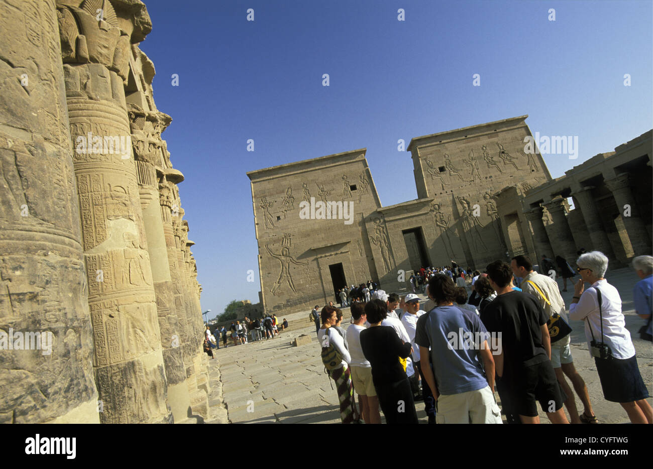 Egitto, Aswan, fiume Nilo e il Tempio di Philae, turisti Foto Stock