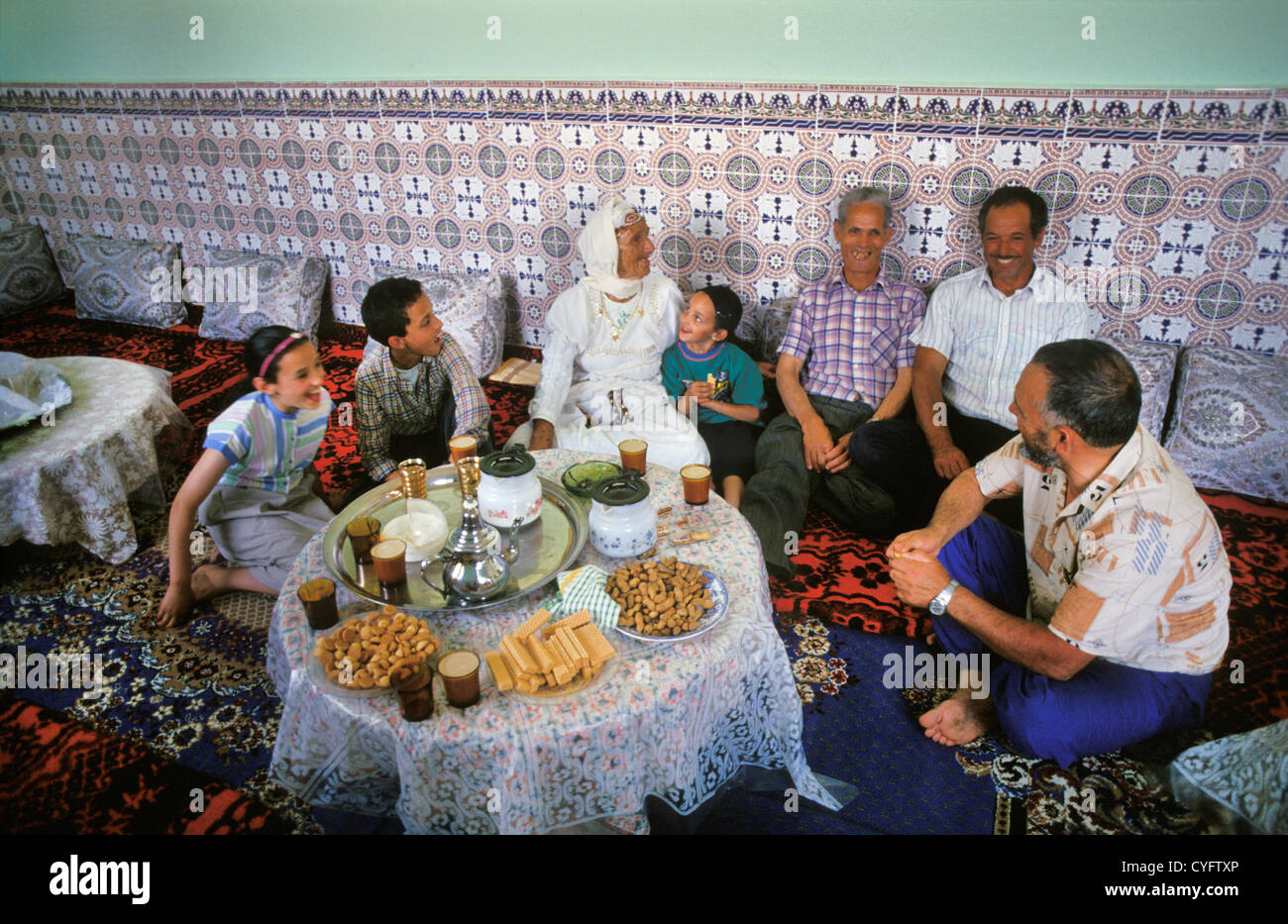 Il Marocco, Kassita, Rif Mountains, famiglia delle tribù berbere avente il tè Foto Stock