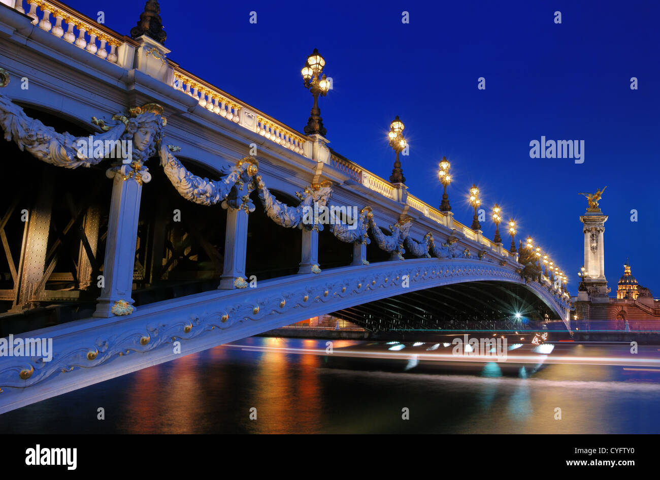 Il ponte Pont Alexandre III collegare il quartiere degli Champs-Élysées e il quartiere Invalides a Parigi, Francia. Foto Stock