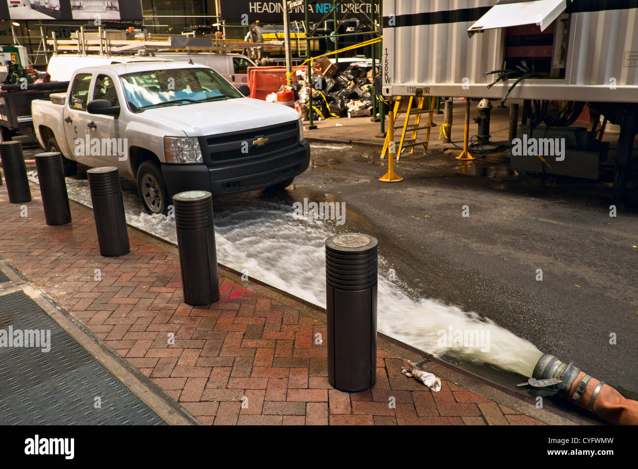 November 3, 2012, New York, NY, USA. Cinque giorni dopo l uragano Sandy allagato Lower Manhattan lavoratori continuare il pompaggio inondazione da edifici nel quartiere finanziario della città. Foto Stock