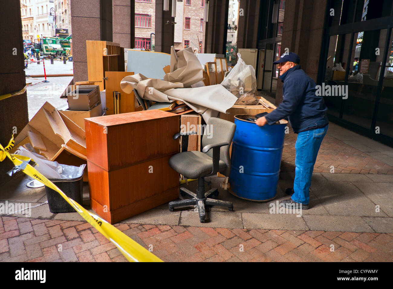 November 3, 2012, New York, NY, USA. Uomo di pile di mobili per ufficio e di rifiuti su plaza fuori ufficio edificio in Lower Manhattan, cinque giorni dopo l uragano Sandy ha allagato il quartiere. Foto Stock