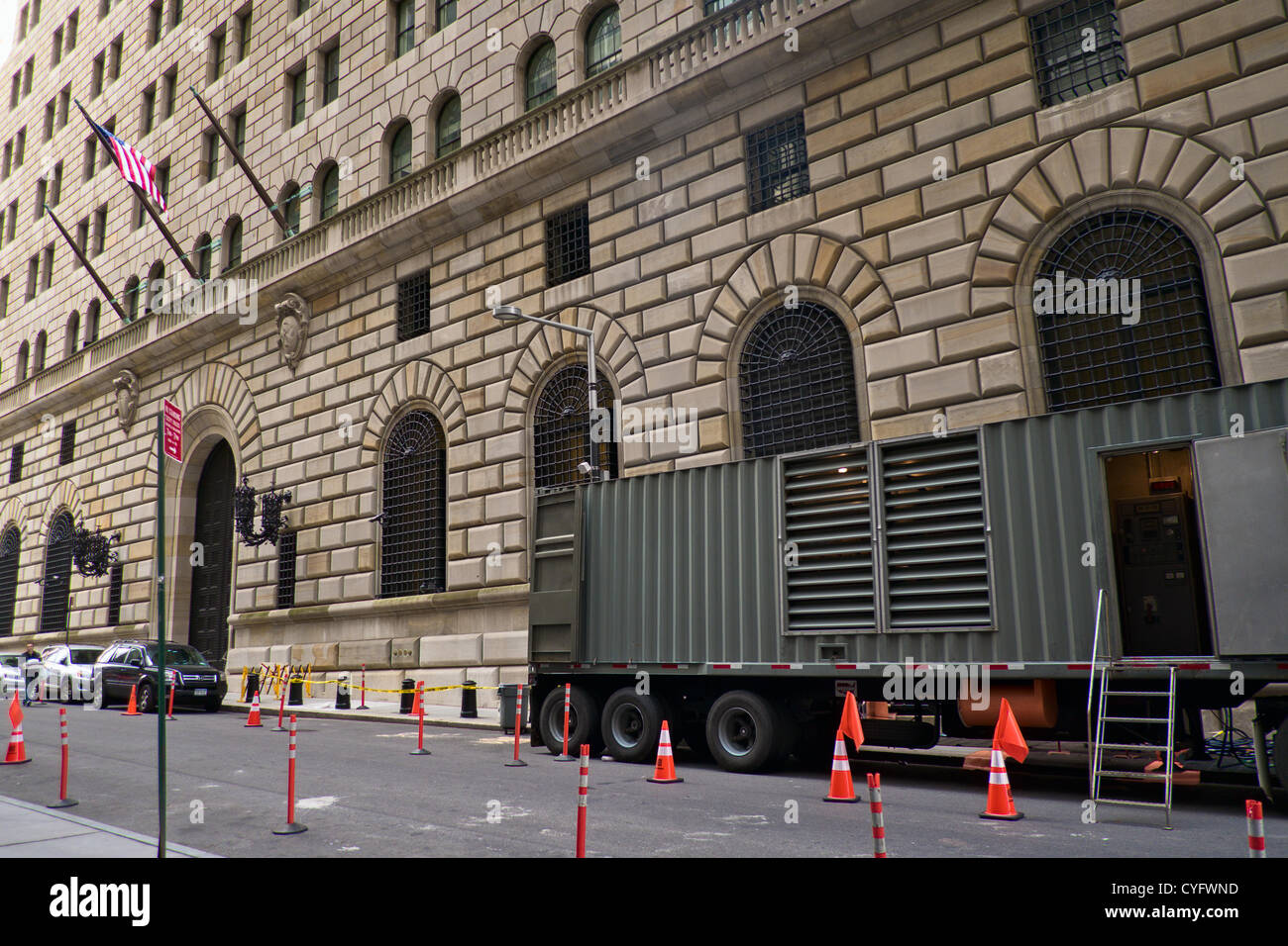 November 3, 2012, New York, NY, USA. Cinque giorni dopo l uragano Sandy ha colpito New York un generatore di emergenza si siede parcheggiata fuori la Federal Reserve Bank di New York. Foto Stock