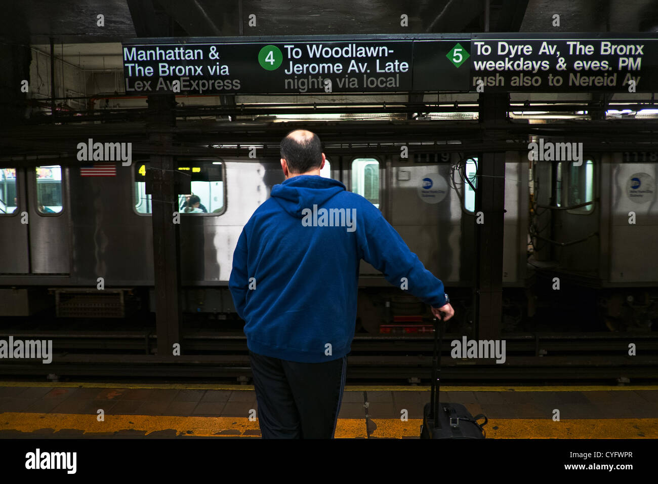 November 3, 2012, New York, NY, USA. Uomo a Borough Hall Station a Brooklyn attende il treno della metropolitana a Manhattan. Servizio di metropolitana tra Manhattan e Brooklyn riprende cinque giorni dopo allagamento dall uragano Sandy storpi New York del sistema di trasporto pubblico. Foto Stock