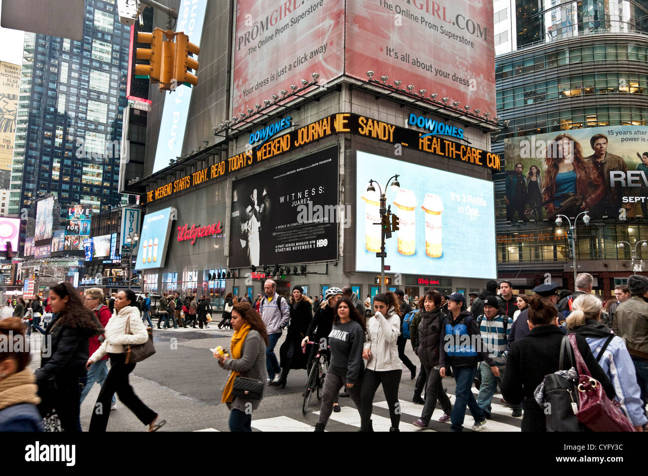 La folla ritorno a Times Square a New York City il Venerdì 2 Novembre, 2012, ma Sandy è ancora sulla illuminata Dow Jones News ticker.gran parte della città sotto 34th Street rimane senza alimentazione in questo momento. Foto Stock