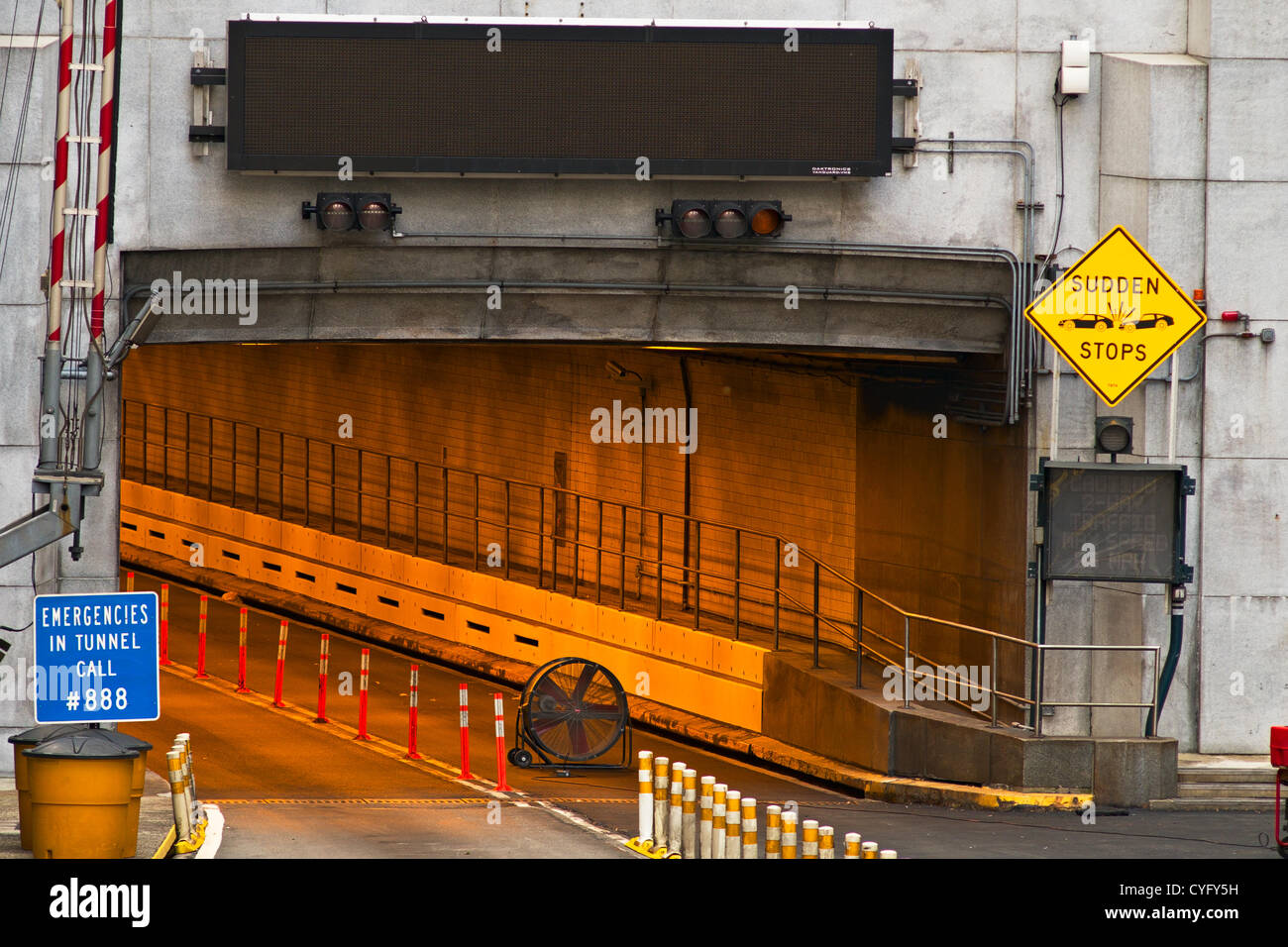 November 3, 2012, New York, NY, USA. Una ventola di grandi dimensioni è inattiva all'uscita di un tubo di Brooklyn Tunnel della batteria che rimane chiuso a causa di inondazioni cinque giorni dopo l uragano Sandy ha colpito la città. Foto Stock