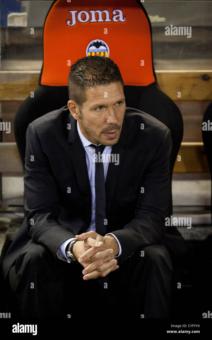 03.11.2012 Valencia, Spagna. Atletico Madrid head coach guarda su durante la Liga gioco tra Valencia e Atletico Madrid dal Mestalla stadio. Foto Stock