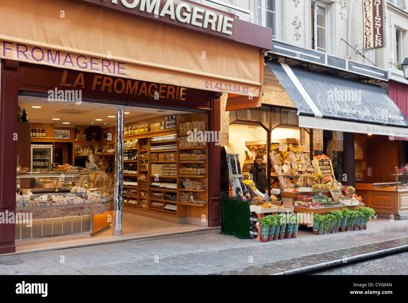 La Fromagerie, specialist cheese,vino e negozio di gastronomia e di Montorgueil Primeur, fruiterer, Parigi, Francia Foto Stock