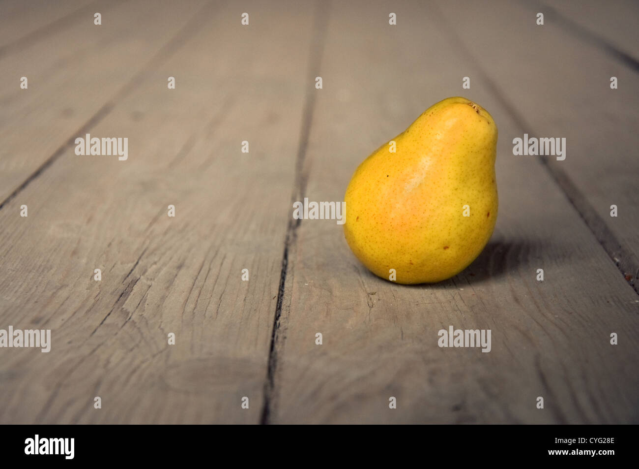 Gustosa pera gialla sul tavolo; agricoltura immagine di sfondo - la produzione di alimenti biologici Foto Stock