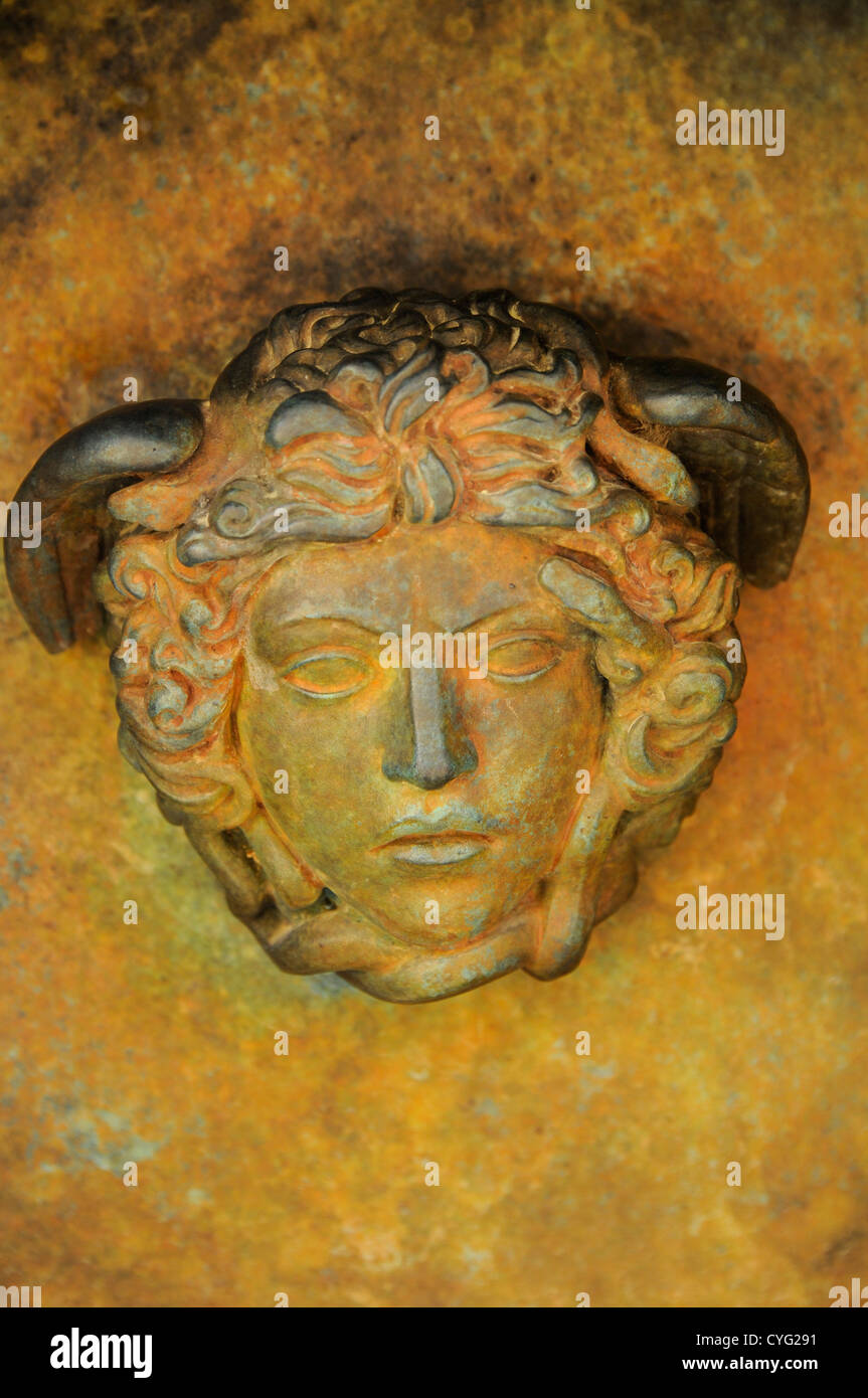 Testa di Medusa dettagli su una scultura in bronzo, la Valle dei Templi, Agrigento, Sicilia Foto Stock