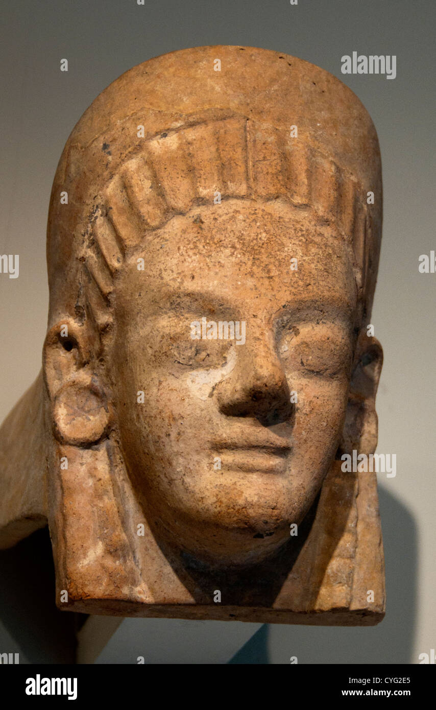 Antefissa in terracotta tegola di tetto con la testa di una donna arcaica del V secolo A.C. Cerveteri etrusca 25cm Etruria Italia Foto Stock