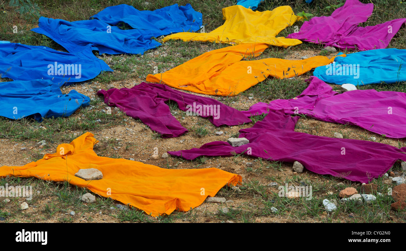 Indiano colorati panni lavati giacente sul terreno di asciugatura. India Foto Stock