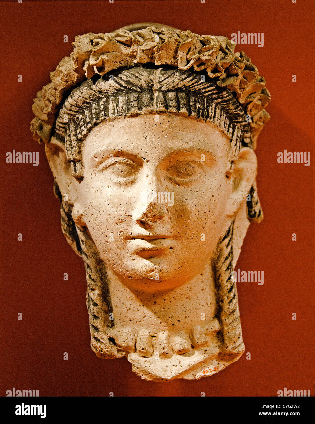 Maschera di una donna con orecchini a sfera cavatappi serrature e ban: annuncio Romano 50-100 Egitto 15,5 cm Foto Stock