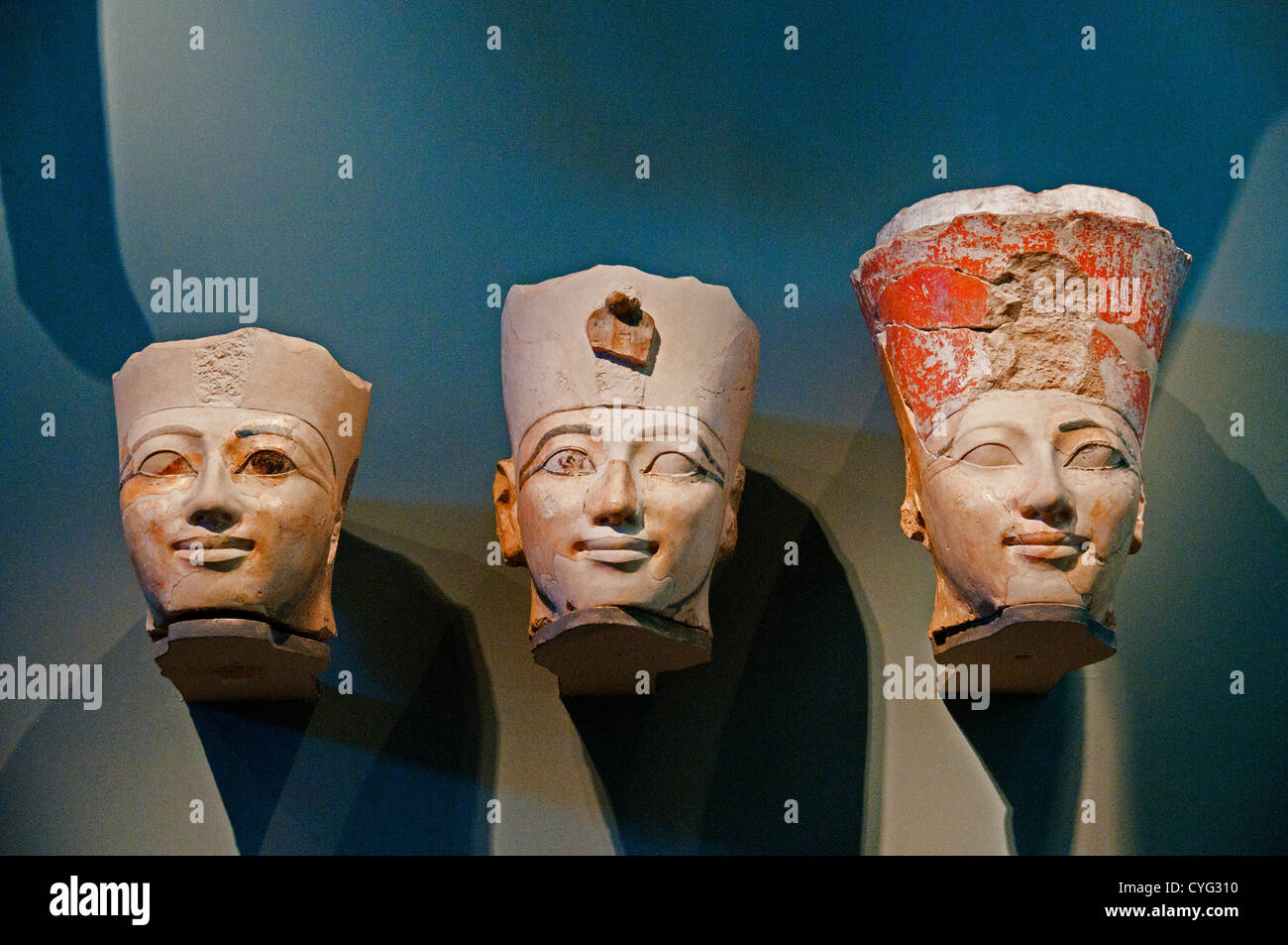 Tre capi di una statua di Osiride di Hatshepsut Regno nuovo Dynasty 18 1473-1458 Egitto Tebe Deir el-Bahri Senenmut Quarry Foto Stock