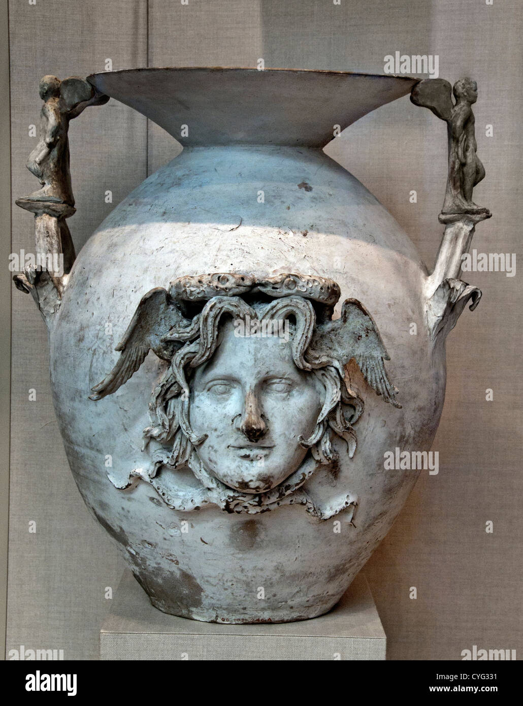 Vaso in terracotta Erotes Medusa averter custode del male ellenistico del IV sec. a.c. greco a sud italiano Canosan pugliese 78 cm Italia Foto Stock