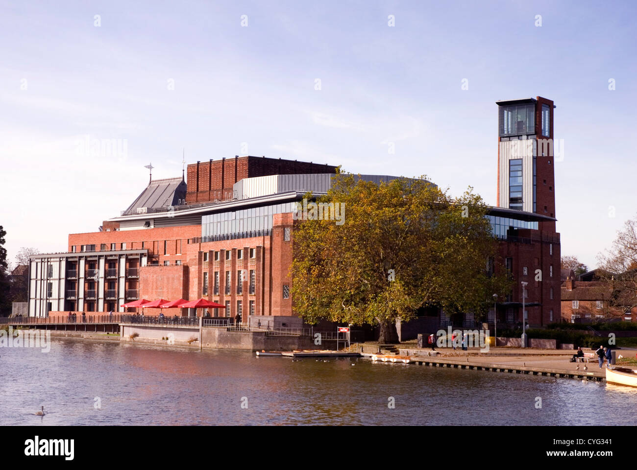 Warwickshire - stratford upon avon - autunno - Vista della Royal Shakespeare Company teatro sulla riva occidentale del fiume Avon Foto Stock