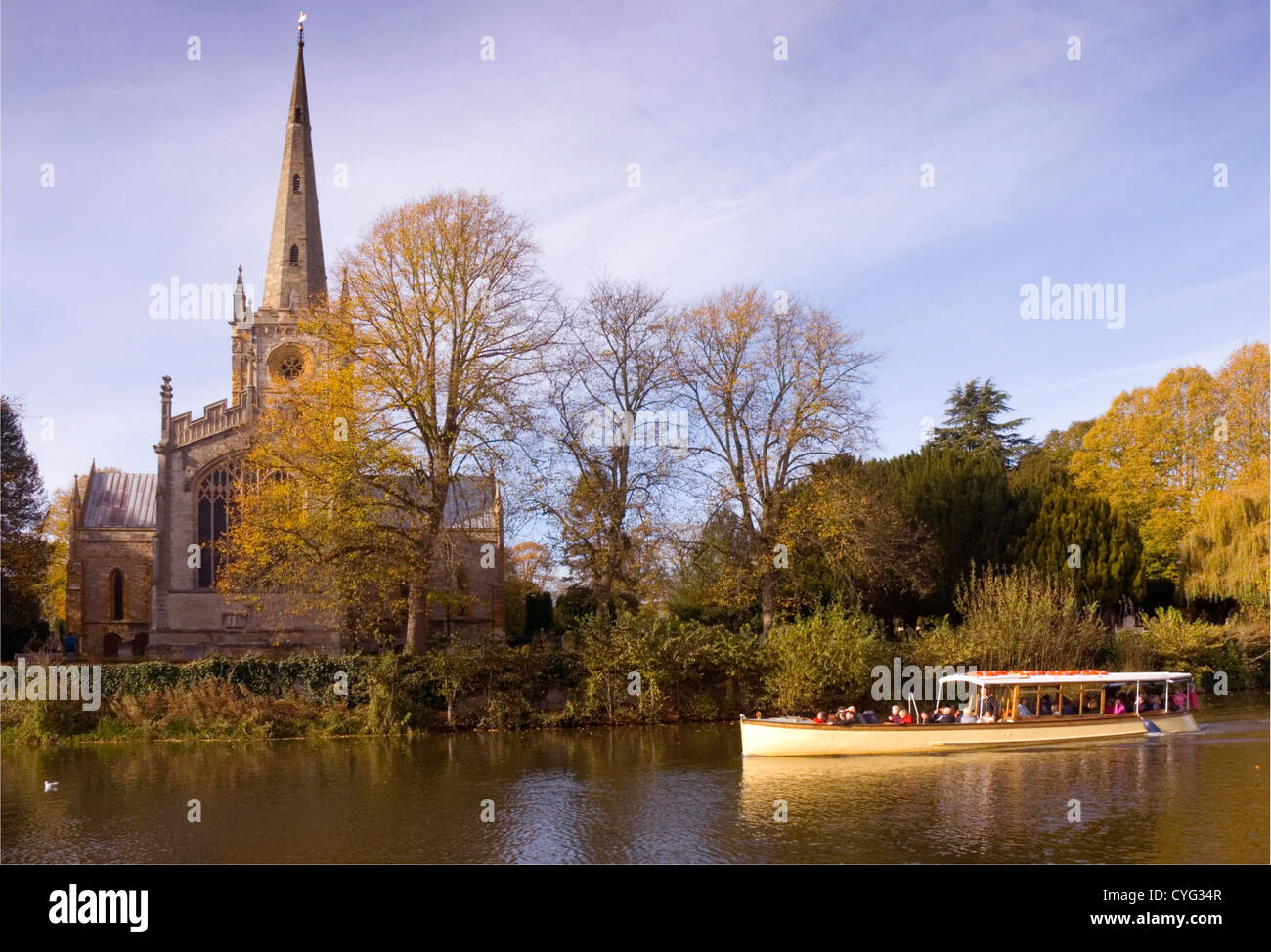 Warwickshire - Stratford Upon Avon - Scena di fiume - tourist River Cruise - Passaggio di Santa Trinità - autunno la luce solare + colori Foto Stock