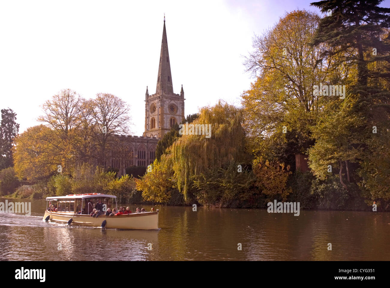 Warwickshire Stratford upon Avon - Scena di fiume - tourist River Cruise - sfondo chiesa della Santa Trinità - colori autunnali Foto Stock