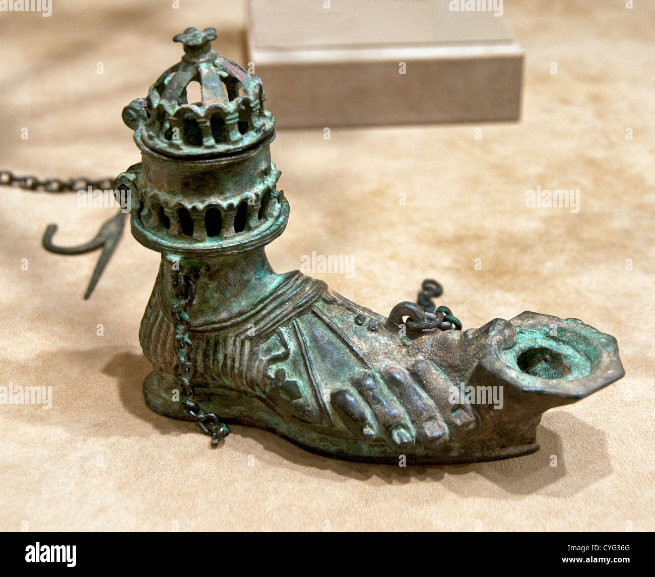 Due appeso lampada ad olio in forma di Sandaled piede destro del V secolo la Siria bizantina Bisanzio in lega di rame 16 cm lamiera Foto Stock