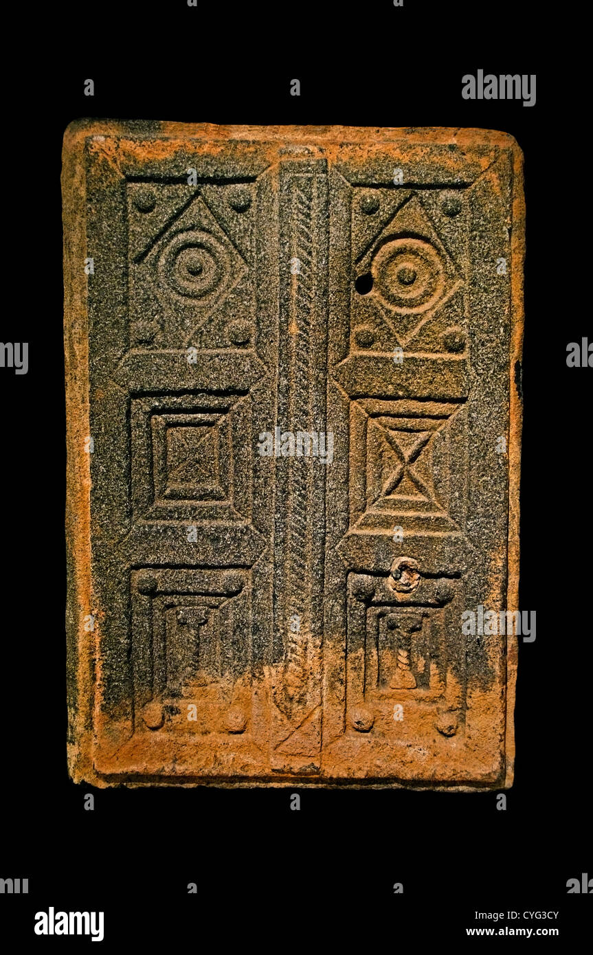 Tomba di basalto porta scolpito come un doppio 400-600 Siria bizantina o TERRA SANTA ISRAELE Foto Stock