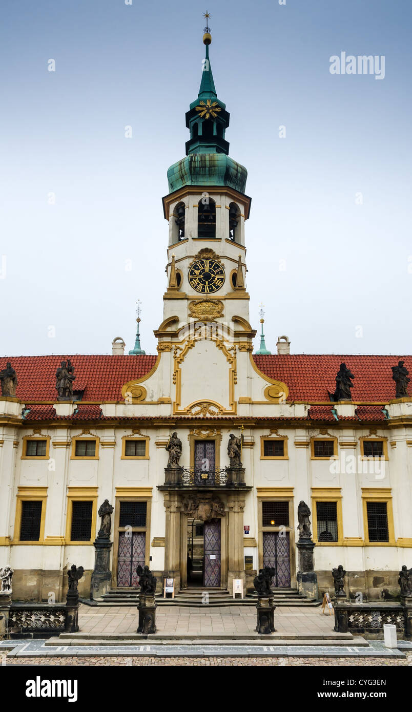 Loreta Santuario a Praga, con le statue di santi sull'ingresso principale e con torre campanaria barocca Foto Stock