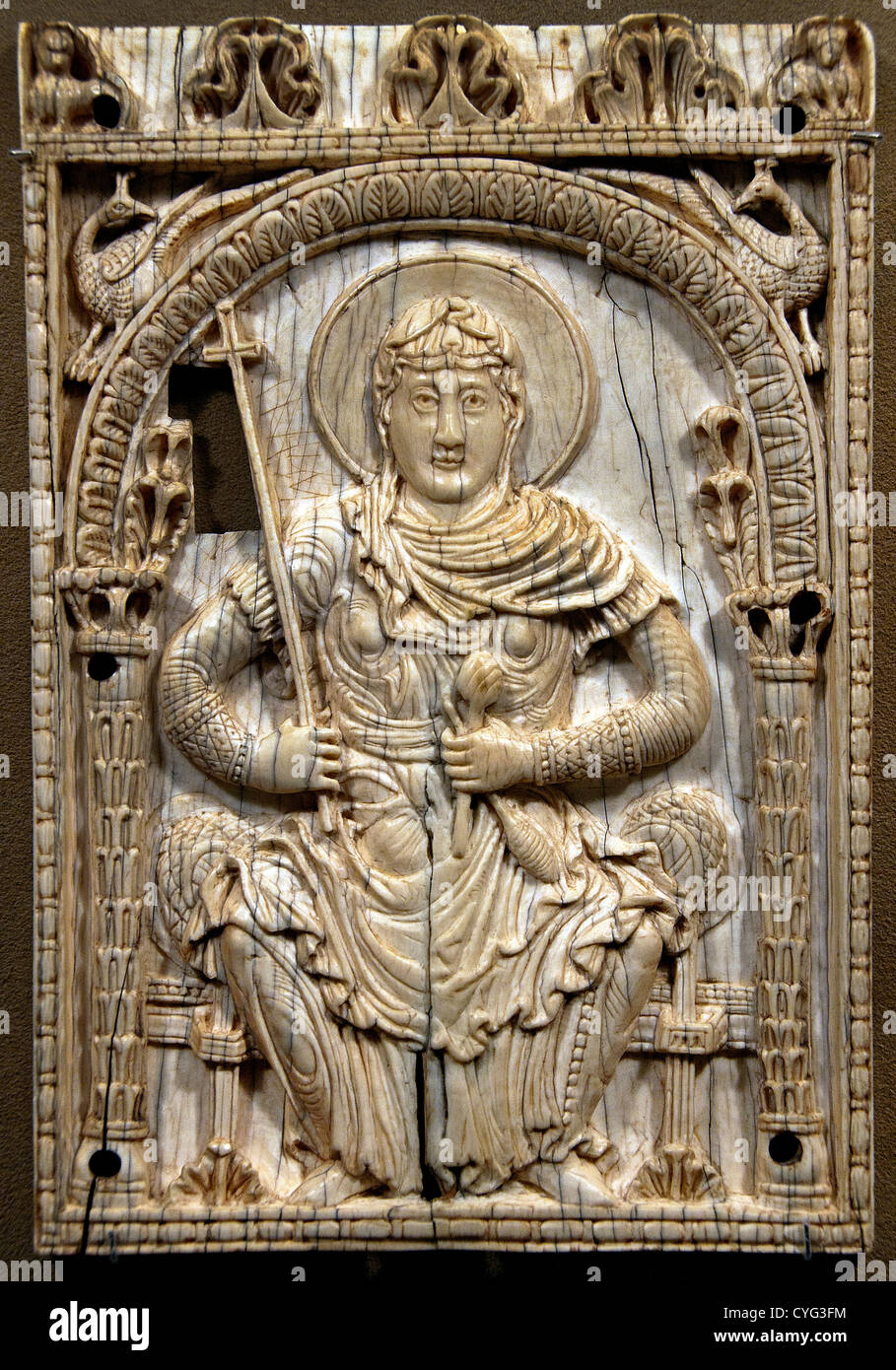 La placca con la Vergine Maria come la personificazione della Chiesa 800-825 tedesco Aachen Germania avorio carolingio 22 cm Foto Stock