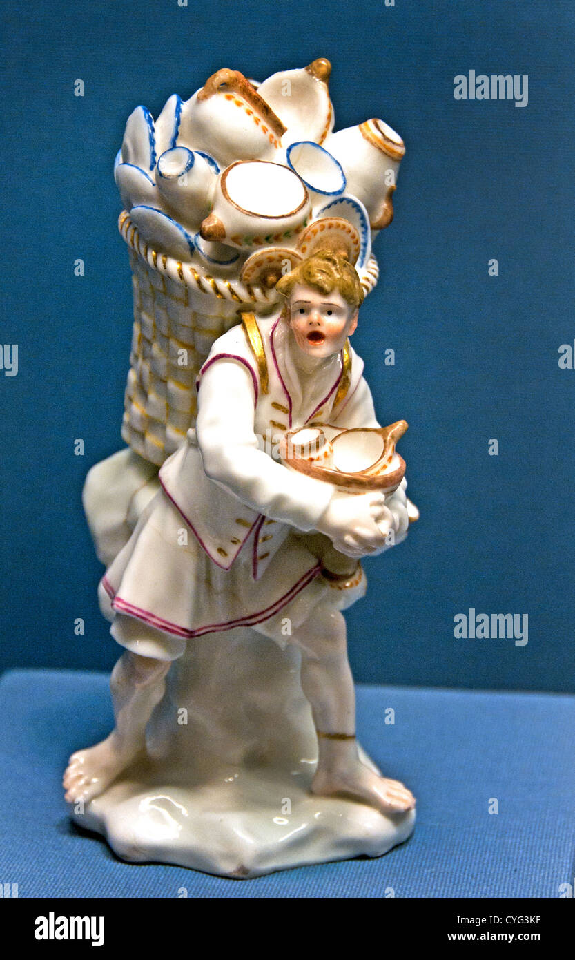 Venditore di ceramiche Giuseppe Gricci 1700-1770 Napoli italiano a pasta  molle porcellana 17 cm ceramic Italia Foto stock - Alamy