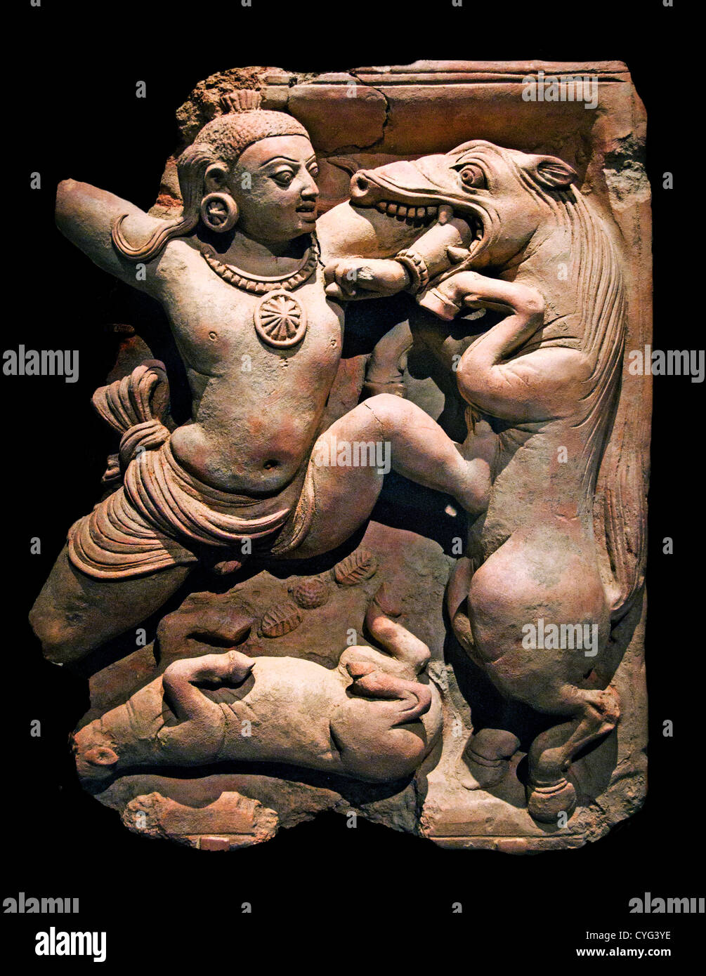 Krishna uccidere il cavallo demone Keshi Gupta V secolo India Uttar Pradesh Terracotta 53 cm Foto Stock