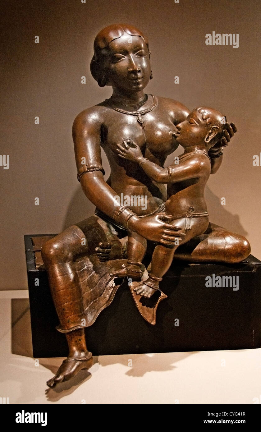 Yashoda con il bambino Krishna Chola 02 secolo India Tamil Nadu Pudukkottai Tanjavur rame 44,5 cm Foto Stock