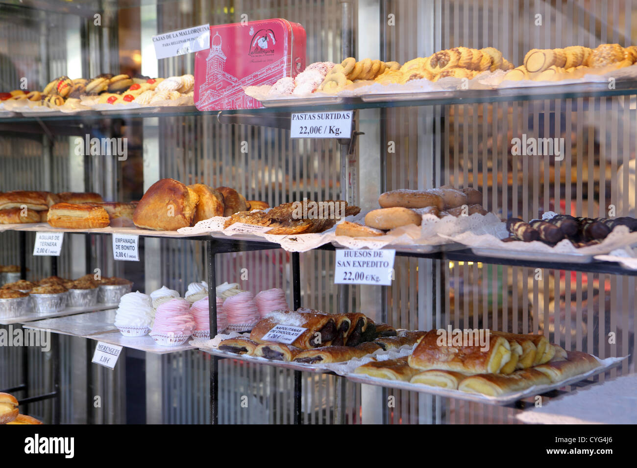 Dolci e pasticcini in vetrina di La Mallorquina classic pasteleria Piazza Sol Madrid Spagna Espana Foto Stock