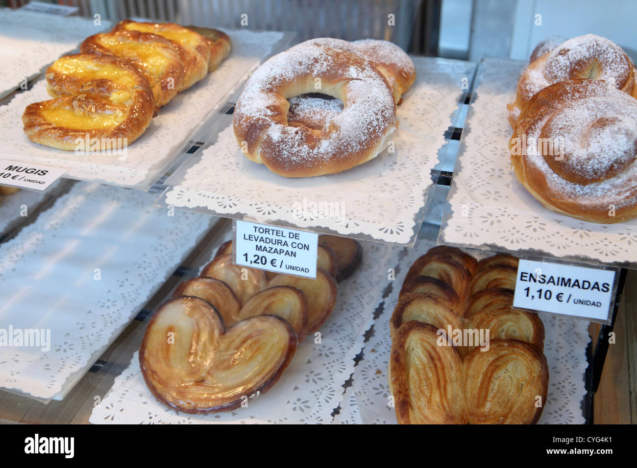 Dolci e pasticcini in vetrina di La Mallorquina classic pasteleria Piazza Sol Madrid Spagna Espana Foto Stock