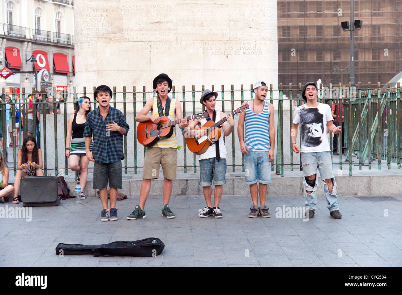 Giovani musicista di strada in Puerta del Sol di Madrid, Spagna Foto Stock
