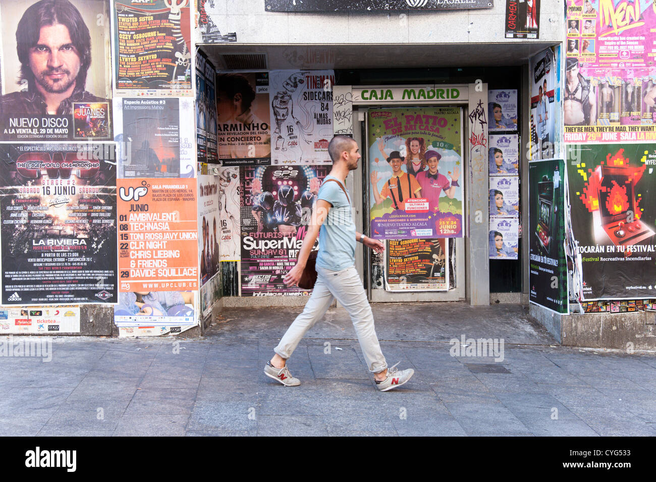 Giovane uomo a camminare passato chiuso la filiale di banca di Caja Madrid, ora parte di Bankia, Madrid, Spagna Foto Stock
