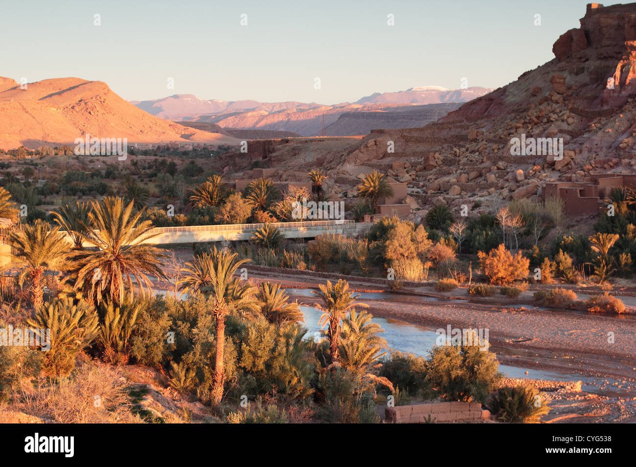 Il paesaggio del deserto nei pressi di Ait Benhaddou, nel sud del Marocco. Foto Stock