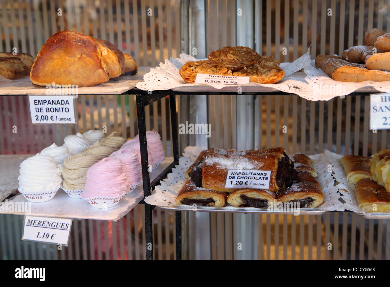 Dolci e pasticcini in vetrina di La Mallorquina classic pasteleria Piazza Sol Madrid Spagna Espana Foto Stock