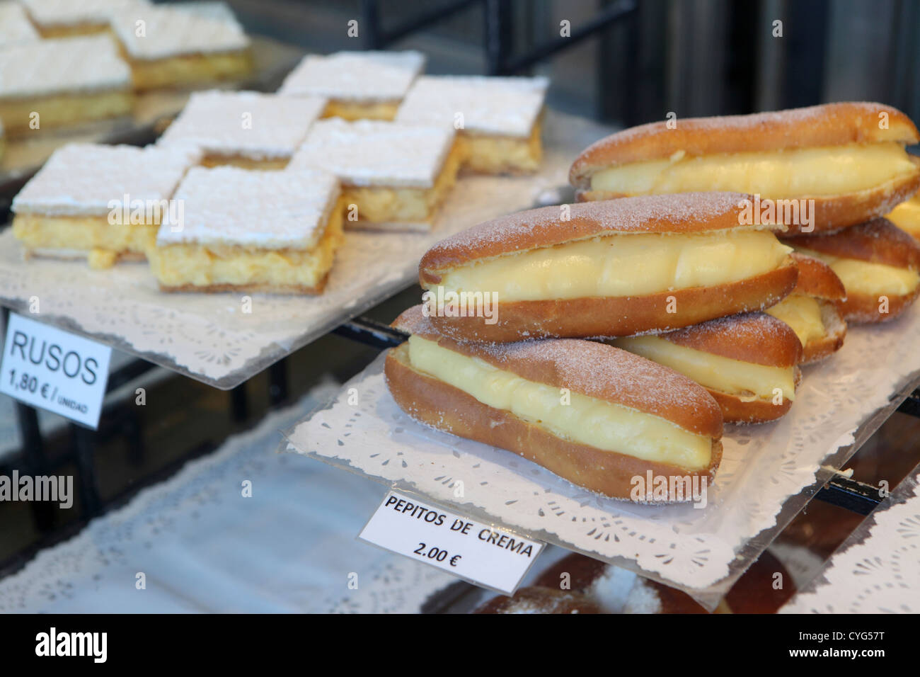 Dolci e pasticcini in vetrina di La Mallorquina classic pasteleria Piazza Sol Madrid Spagna Espana Foto Stock