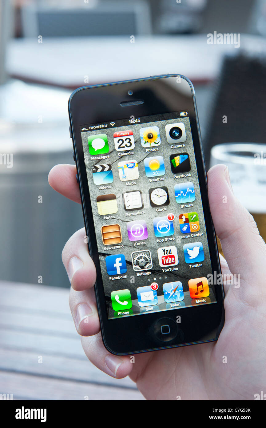Nella schermata iniziale di nero per Apple iPhone 5 Foto Stock