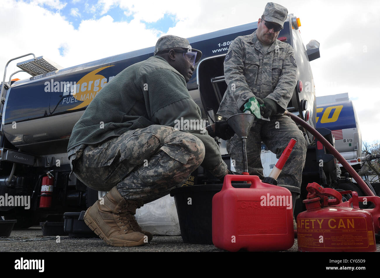 Guardie nazionali di aiuto nella distribuzione di carburante gratuito per i residenti nella città di New York colpita dall uragano Sandy Novembre 3, 2012 a Staten Island, N.Y. Il governo federale ha acquistato 12 milioni di galloni di carburante senza piombo e 10 milioni di galloni di carburante diesel per la distribuzione nelle aree interessate dalla tempesta. Foto Stock