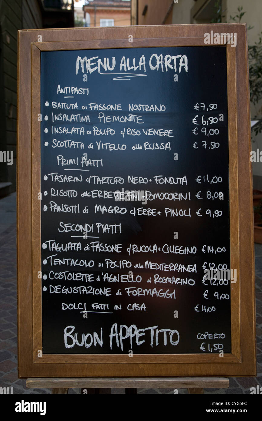 Piemonte: il menù del ristorante - Alba Foto stock - Alamy