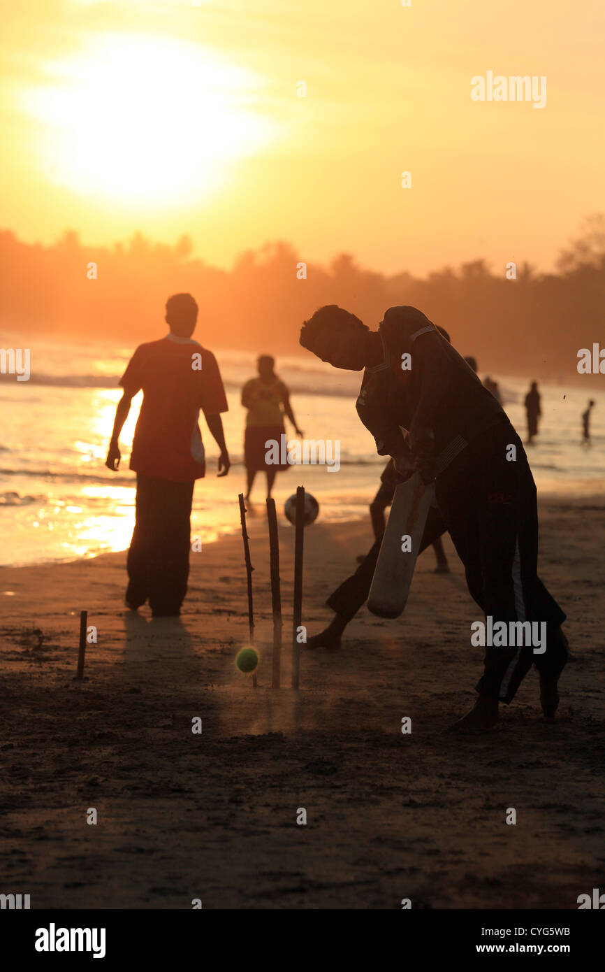 Sunset beach cricket sulla spiaggia di Weligama sullo Sri Lanka costa sud. Foto Stock