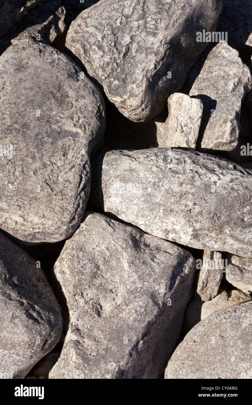 Rocce lungo il lago Michigan shore per formare un modello di luce e buio. Foto Stock