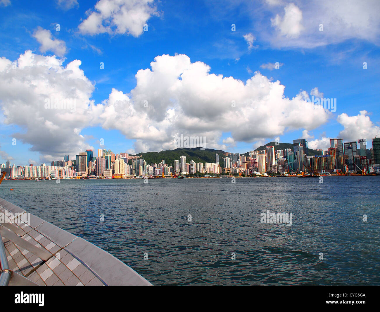 Skyline di Hong Kong nel day time, sparare da Tsim Sha Tsui Foto Stock