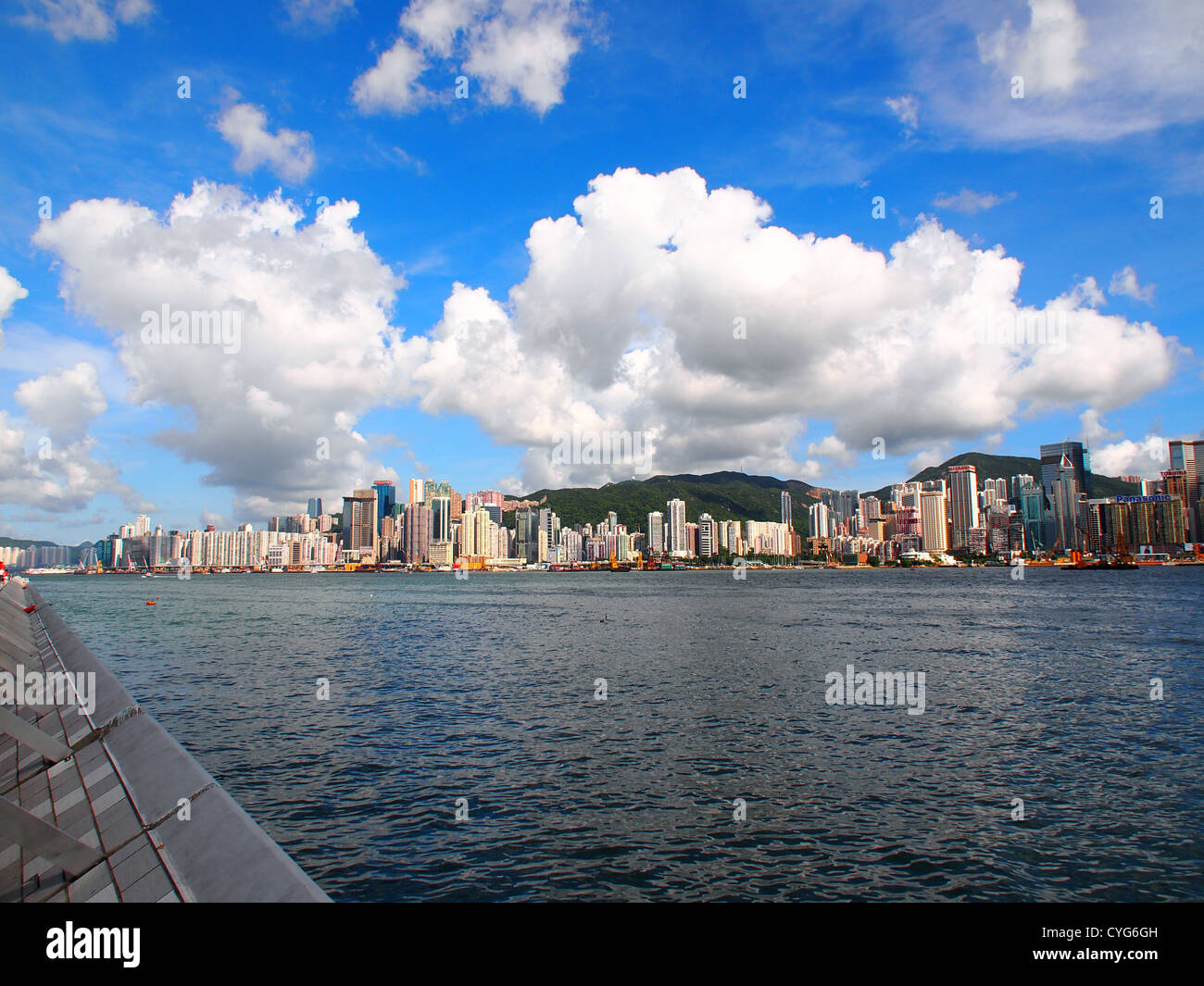Skyline di Hong Kong nel day time, sparare da Tsim Sha Tsui Foto Stock