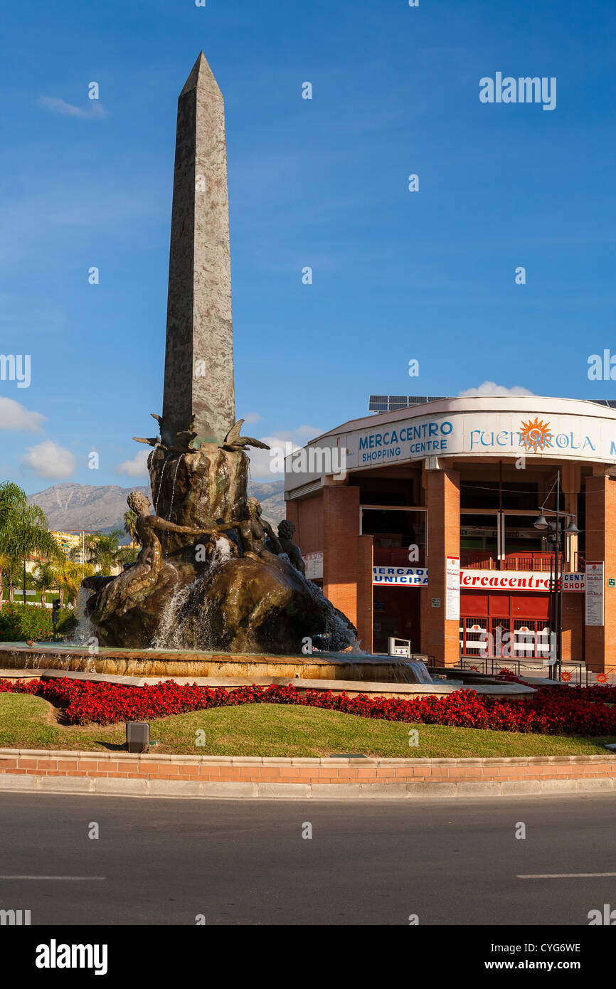 Supermercato. Fontana e obelisco Fuengirola. Spagna. Foto Stock