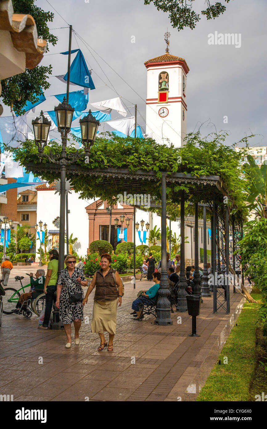 Vista della piazza in Fuengirola. Spagna. Mostra la popolazione locale ed i turisti passeggiano. Foto Stock