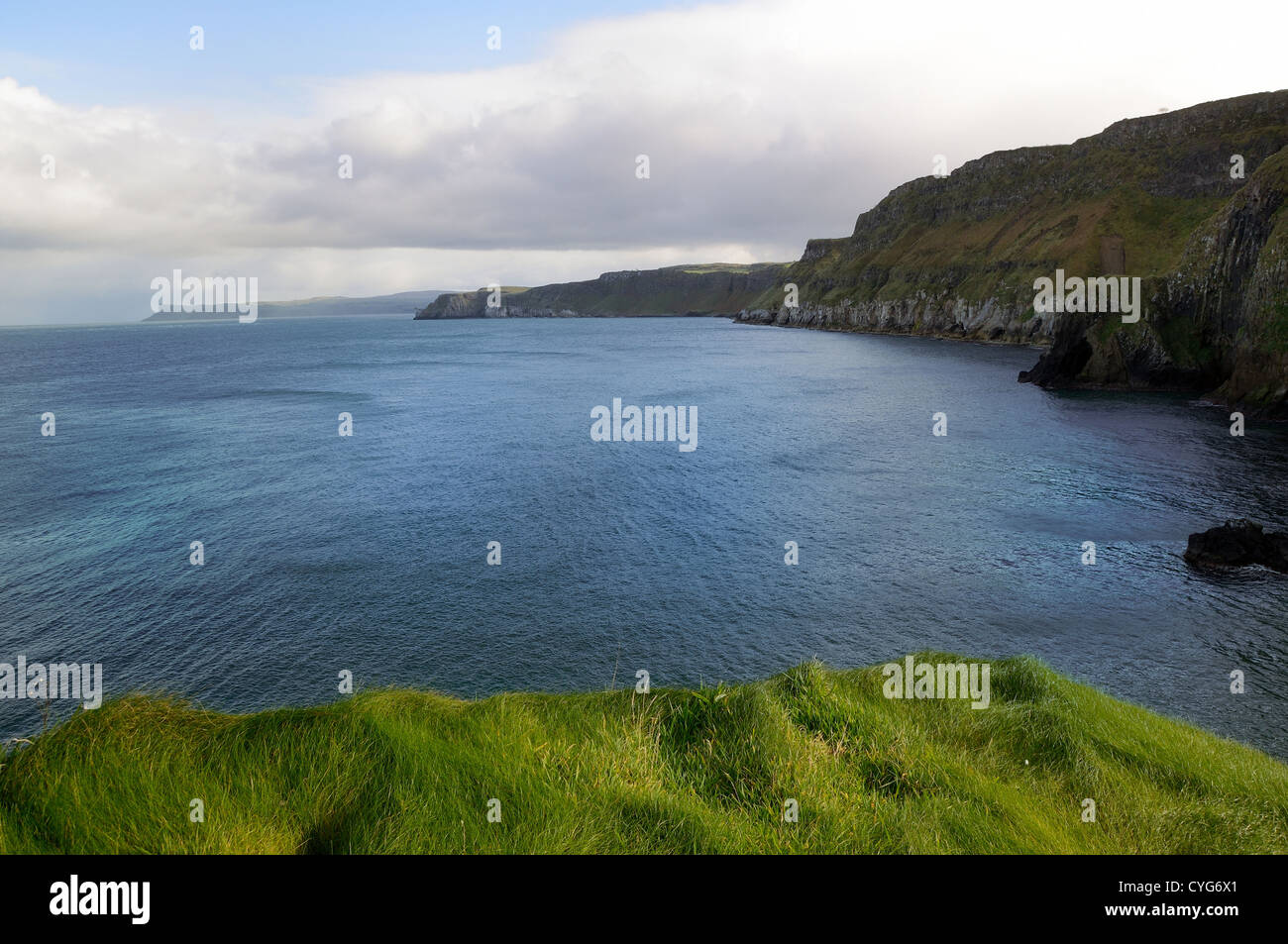 Vista sull oceano da Carrick-a-Rede isola in Irlanda del Nord. Foto Stock