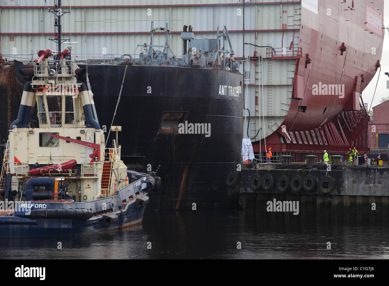 BAE Systems, Govan, Glasgow, Scozia, Regno Unito, domenica 4 novembre 2012. Una sezione completa di scafo per la Royal Navy Aircraft Carrier HMS Queen Elizabeth parte sulla chiatta AMT Trader, navigando sul fiume Clyde Foto Stock